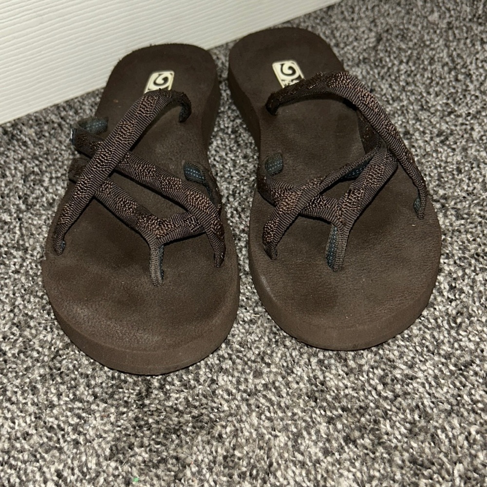 Teva Olowahu slip on sandals brown size 8
